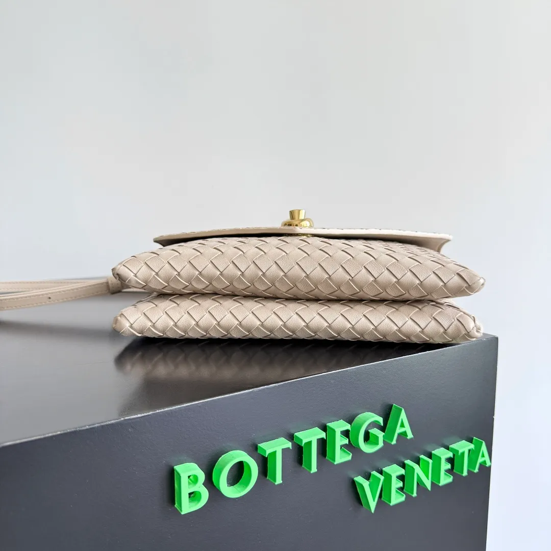 Batch 1660 BOTTEGA VENETA 2025 new product KNOT LOCK crossbody bag subverts the rigid lines of traditional tote bags, using drapey leather to create a three-dimensional silhouette that breathes. It has compartments and multiple card slots inside, making it a versatile commuter bag that can be used in various occasions. The details are full of exquisiteness, the casual retro color tone, and the upper body are full of elegance. Whether you are commuting or going out on the street, you can easily hold it. The two carrying methods of hand-carrying and long shoulder strap are very practical! At the same time, the shoulder strap is detachable, suitable for various dressing styles~ Whether it is a dinner party or daily commuting, it can be easily controlled and becomes your versatile tool❤️ Style number: 817191 Size: 25*16*5.5cm